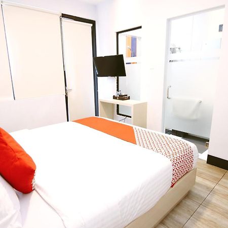Oyo 592 Budget Hotel By The Harbour بادانج المظهر الخارجي الصورة