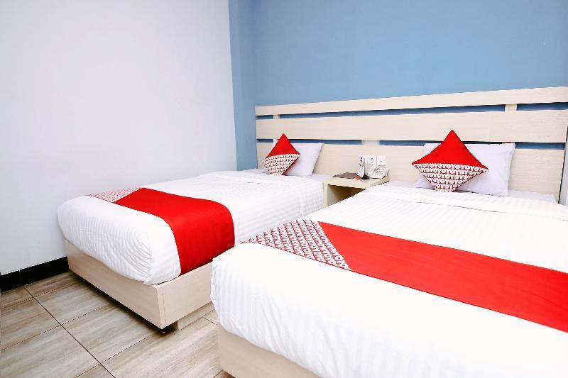 Oyo 592 Budget Hotel By The Harbour بادانج المظهر الخارجي الصورة
