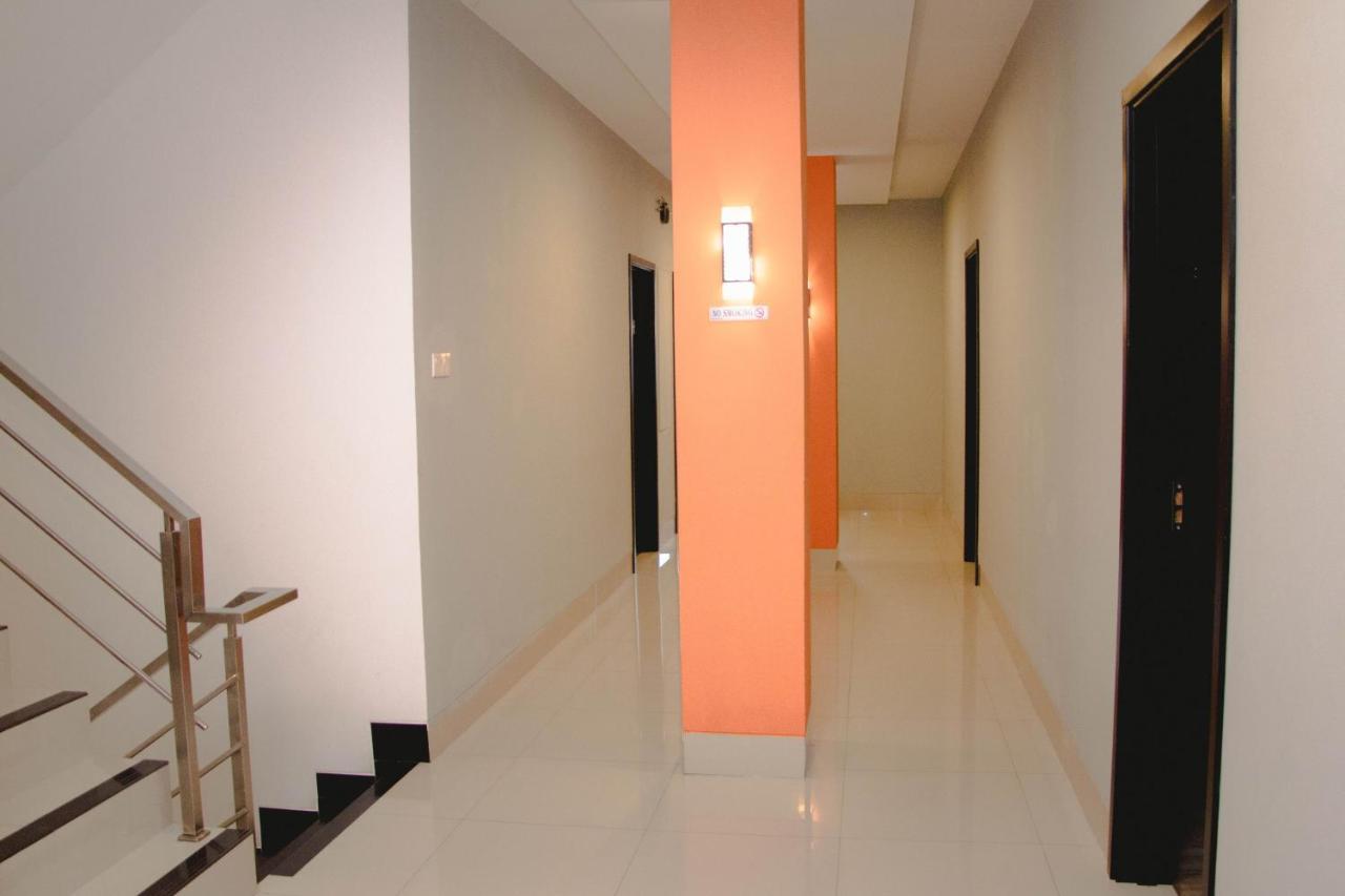Oyo 592 Budget Hotel By The Harbour بادانج المظهر الخارجي الصورة