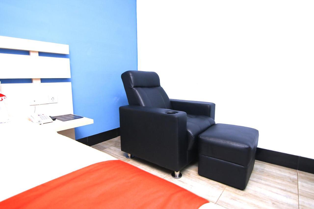 Oyo 592 Budget Hotel By The Harbour بادانج المظهر الخارجي الصورة