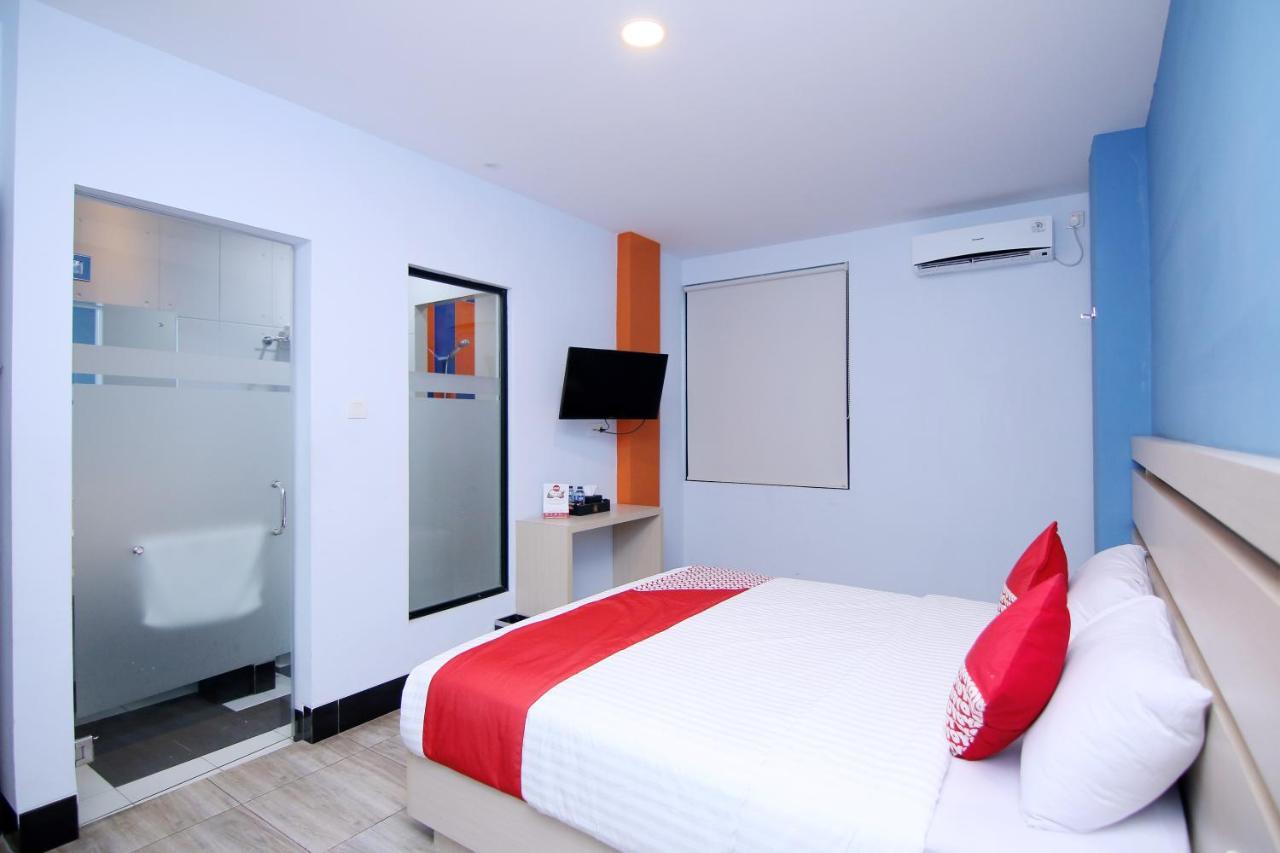 Oyo 592 Budget Hotel By The Harbour بادانج المظهر الخارجي الصورة
