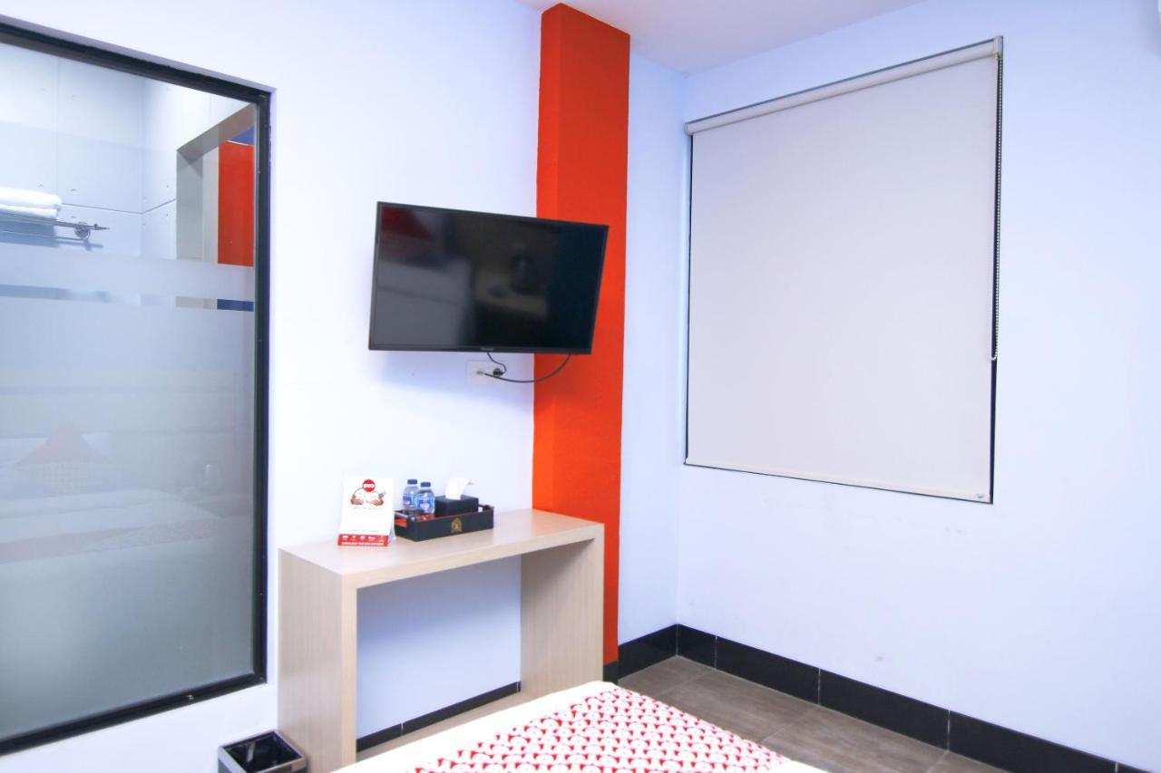 Oyo 592 Budget Hotel By The Harbour بادانج المظهر الخارجي الصورة