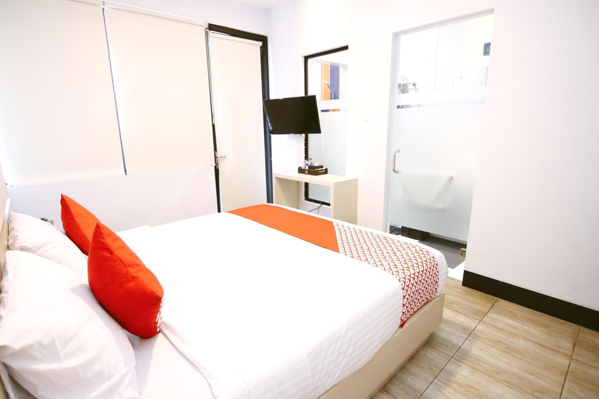 Oyo 592 Budget Hotel By The Harbour بادانج المظهر الخارجي الصورة