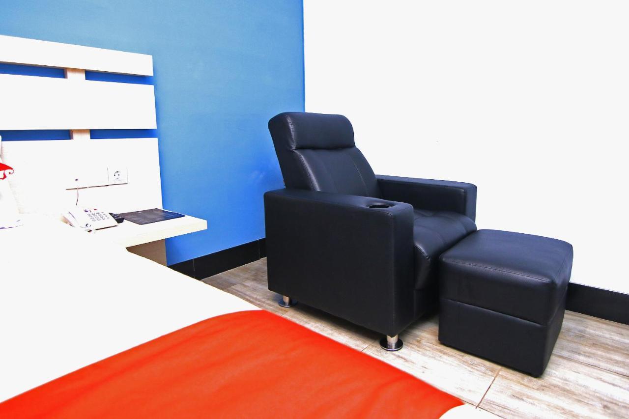 Oyo 592 Budget Hotel By The Harbour بادانج المظهر الخارجي الصورة