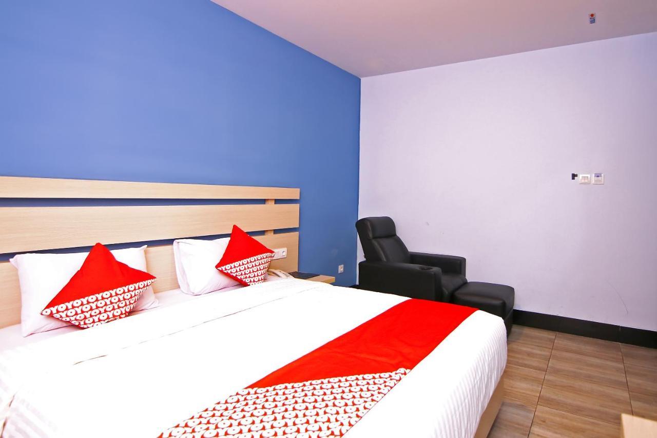 Oyo 592 Budget Hotel By The Harbour بادانج المظهر الخارجي الصورة