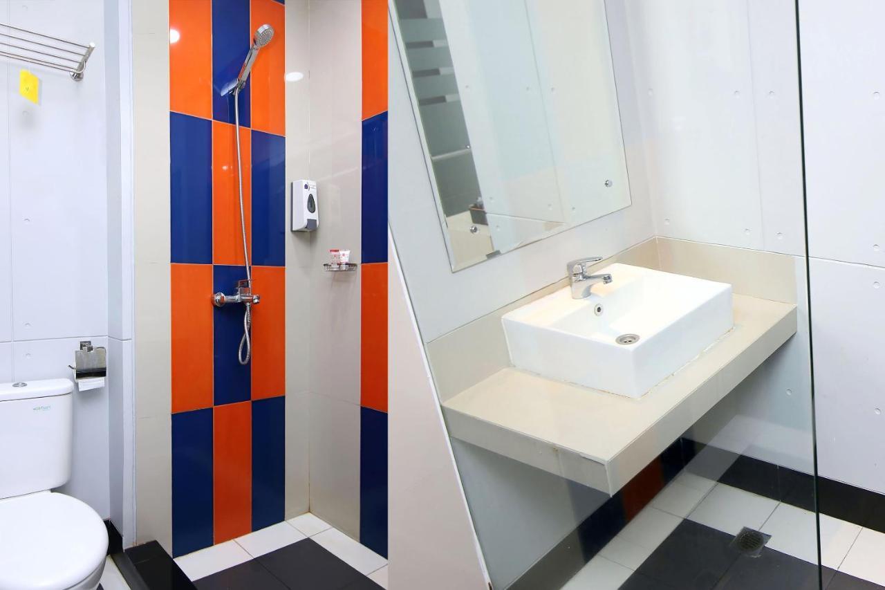 Oyo 592 Budget Hotel By The Harbour بادانج المظهر الخارجي الصورة