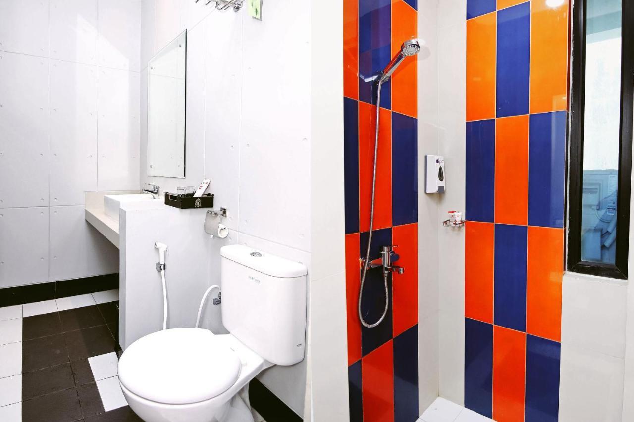 Oyo 592 Budget Hotel By The Harbour بادانج المظهر الخارجي الصورة