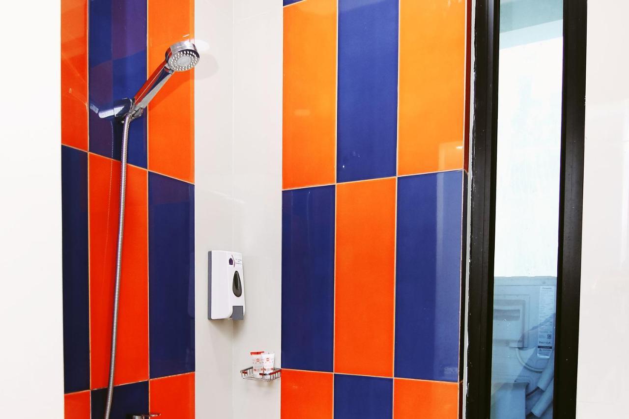 Oyo 592 Budget Hotel By The Harbour بادانج المظهر الخارجي الصورة