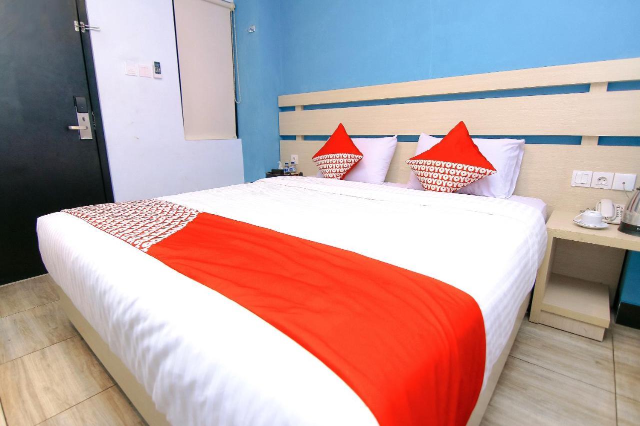 Oyo 592 Budget Hotel By The Harbour بادانج المظهر الخارجي الصورة