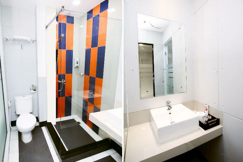 Oyo 592 Budget Hotel By The Harbour بادانج المظهر الخارجي الصورة